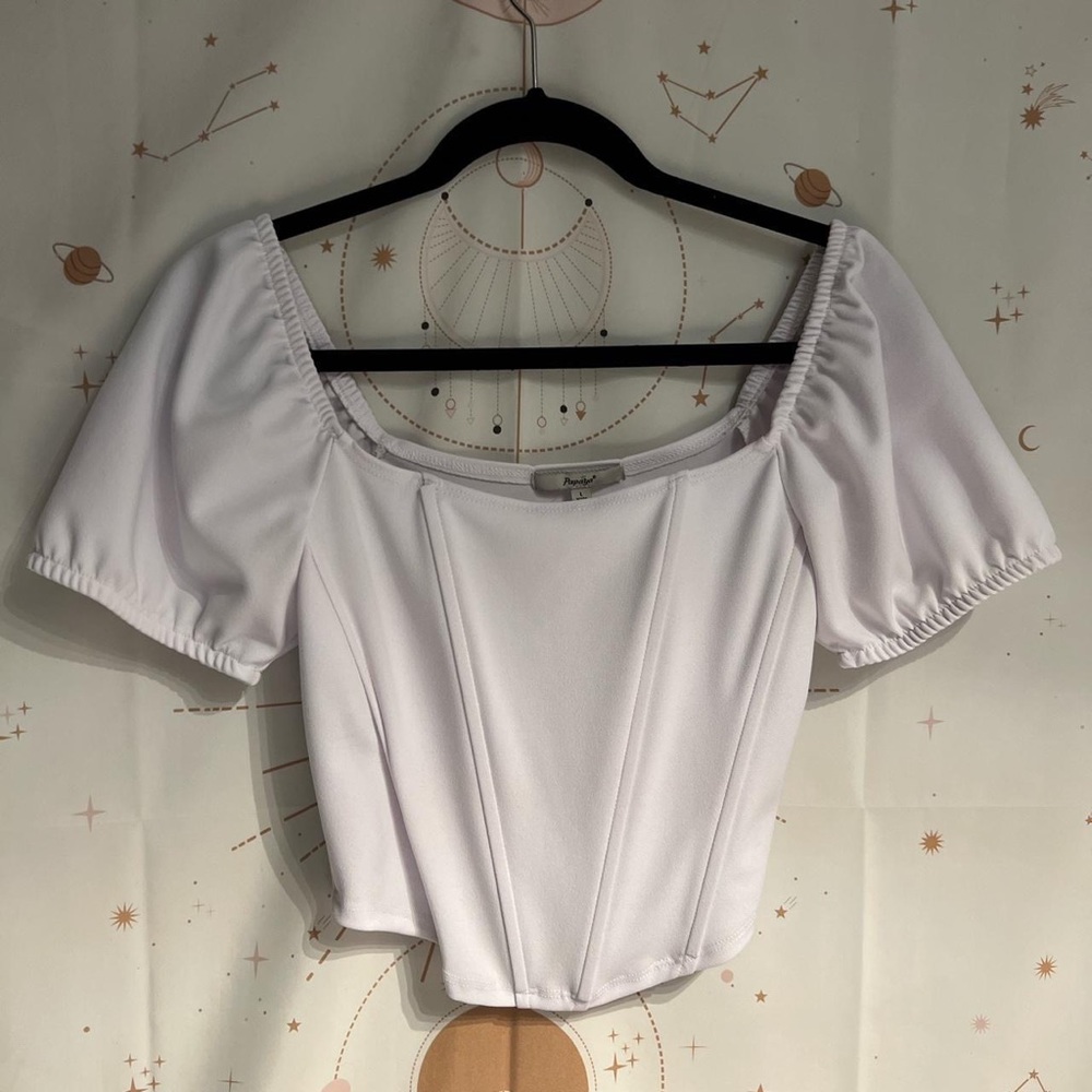 Super cute white corset style top🤍